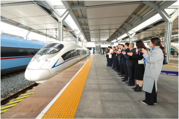 “江達(dá)制動護(hù)您平安”中國·龍口高鐵冠名列車首發(fā)儀式在濟(jì)南舉行